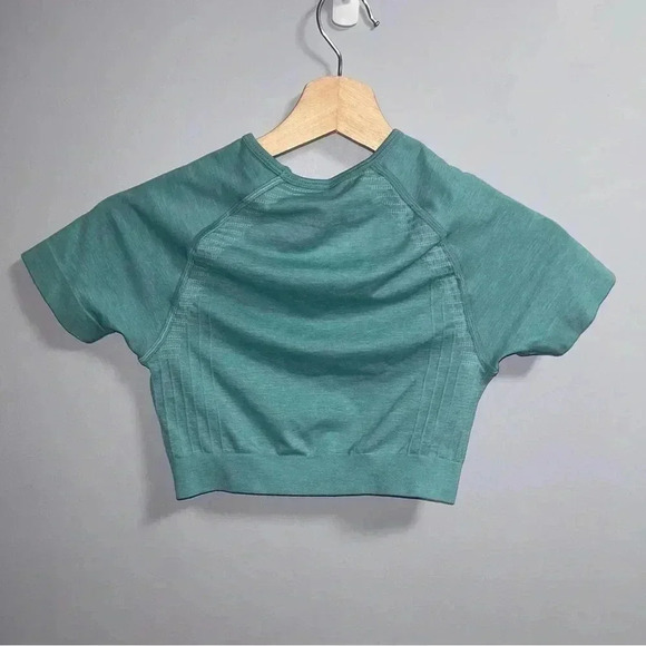 Alphalete Amplify SS Crop Top - Picture 2 of 5